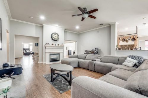 3836 Granbury Dr, Dallas TX 75287-4931 exterior