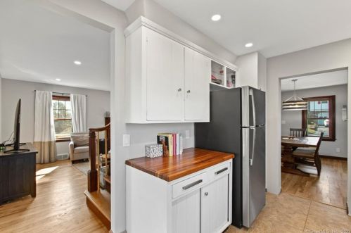 6 Jones Rd, Wallingford CT  06492-4305 exterior