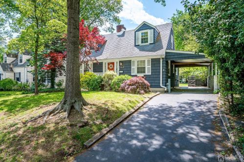 61 Voorhees Pl, Metuchen, NJ 08840-2511