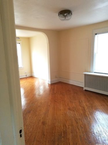 37 Fremont Rd, Valley Stream NY 11581-2106 exterior