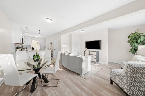 8642 Kingston Ave, Chicago IL  60617-2439 exterior