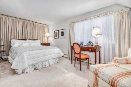 73 Gates Ave, Valley Stream NY 11580-3206 exterior