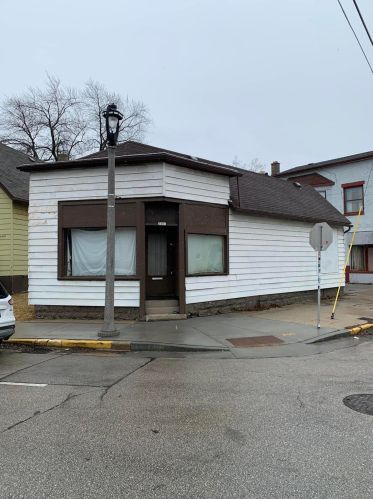 2401 Kinnickinnic Ave, Milwaukee WI  53207-1627 exterior