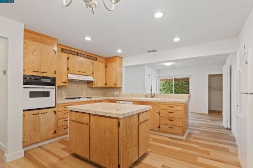 1569 Matheson Rd, Concord CA 94521-2132 exterior