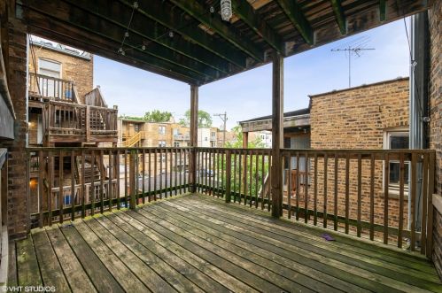 2654 Lunt Ave, Chicago IL 60645-3217 exterior