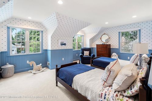 25 Crst Dr, Little Silver NJ 07739-1318 exterior