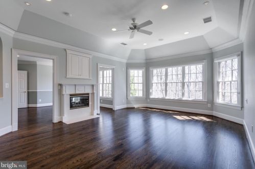 884 Alvermar Rdg Dr, Mc Lean VA 22102-1435 exterior