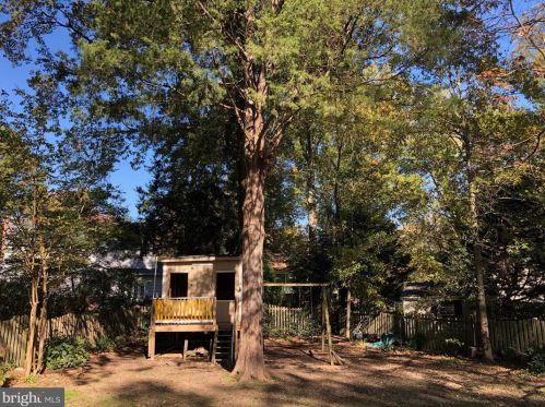 8811 Fircrest Pl, Alexandria VA  22308-2633 exterior