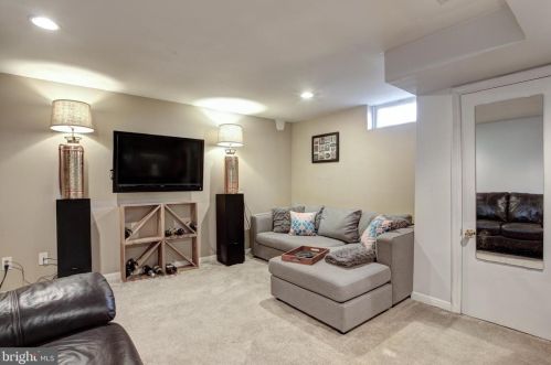 5947 Monticello Rd, Alexandria VA 22303-2218 exterior