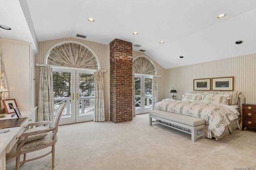 10 Durham Dr, Huntington Station NY 11746-5310 exterior