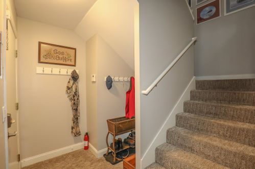 2 Fairview Dr, Concord NH 03301-6917 exterior