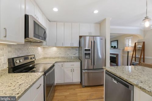 1712 Oakcrest Dr, Alexandria VA 22302-2336 exterior