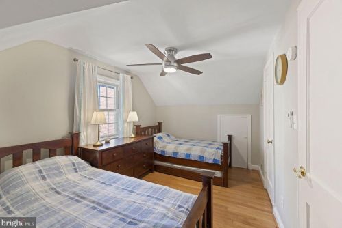 1712 Oakcrest Dr, Alexandria VA 22302-2336 exterior