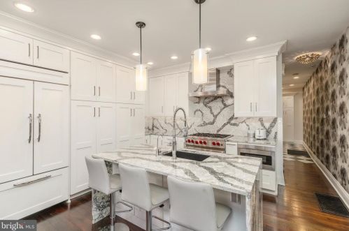 2109 Locust St, Philadelphia PA 19103-4802 exterior