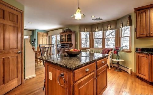 26 Chapel St, Milford CT 06460-7922 exterior