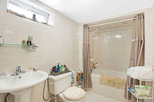 49 Countisbury Ave, Valley Stream NY 11580-1748 exterior