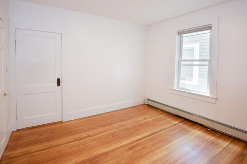 27 Peckham Ave, Middletown RI 02842-5731 exterior