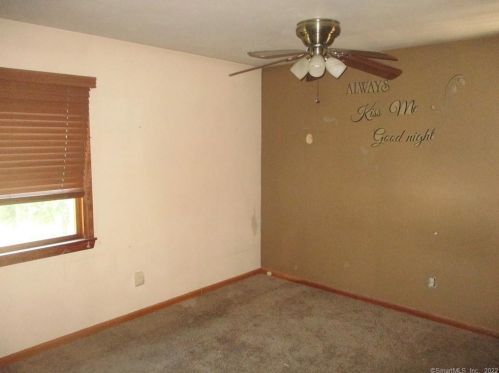 4 Redwood St, Enfield CT 06082-2619 exterior