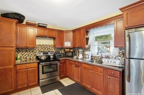 15 Chestnut St, Central Islip NY 11722-3839 exterior