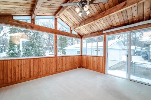 2093 Emerald Ln, Saint Paul MN 55122-2810 exterior