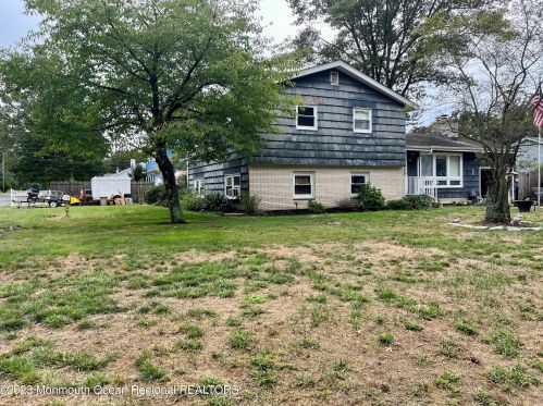 608 Carol Ave, Oakhurst, NJ 07755-2749