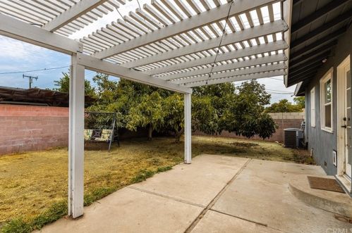 1412 Naples Pl, Fullerton CA  92833-4432 exterior