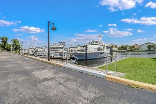 370 Stella Maris Dr, Naples FL 34114-9637 exterior