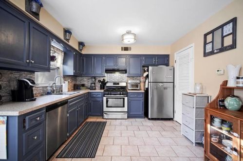 4 Grn Ave, Valley Cottage NY 10989-1807 exterior