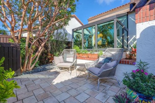 539 Bay Villas Ln, Naples FL 34108-2867 exterior