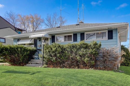 4255 20th St, Milwaukee, WI 53221-2353