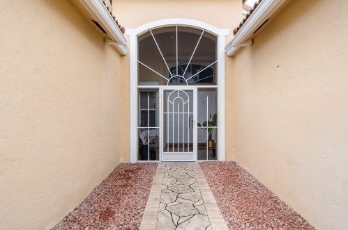 9137 Cove Point Cir, Boynton Beach FL 33472-2763 exterior