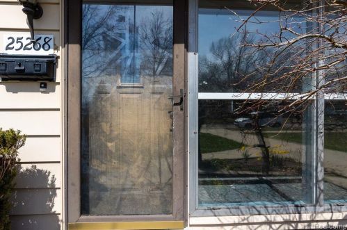 25268 Hopkins St, Dearborn Heights MI  48125-1623 exterior
