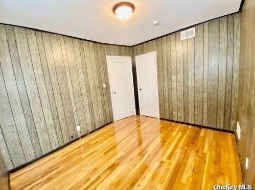 87 Regent St, Valley Stream NY 11580-4029 exterior