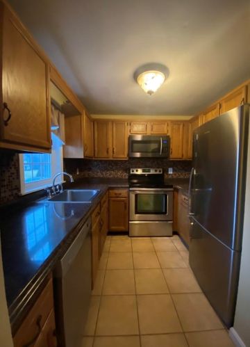 138 Newton Rd, Plaistow, NH 03865-2421