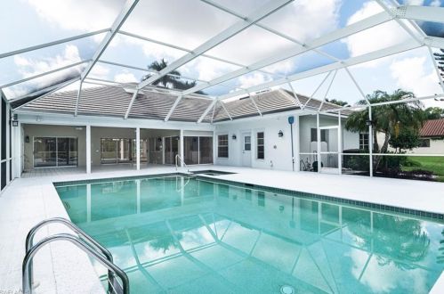 4702 Oak Leaf Dr, Naples FL 34119-8574 exterior