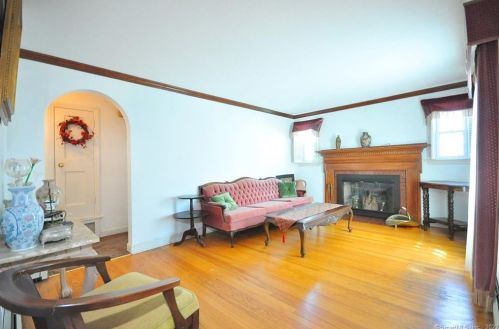 132 Walker St, Manchester CT 06040-4329 exterior