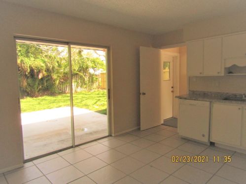 130 Wisteria Ave, Fort Pierce FL 34982-5907 exterior