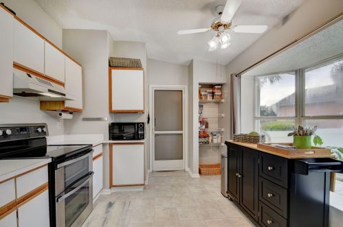 14 Bentwater Cir, Boynton Beach FL 33426-7603 exterior