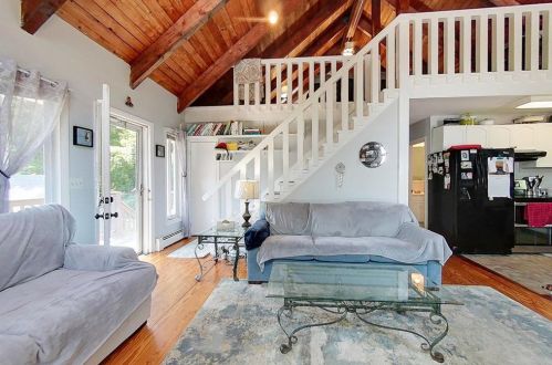 1 Indian Ter, Middletown RI 02842-5721 exterior