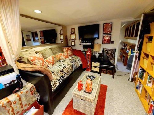 79 Berry St, Valley Stream NY 11580-3430 exterior