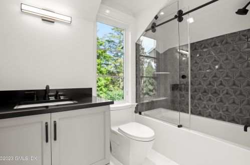 32 Meadowcroft Ln, Greenwich CT 06830-3823 exterior