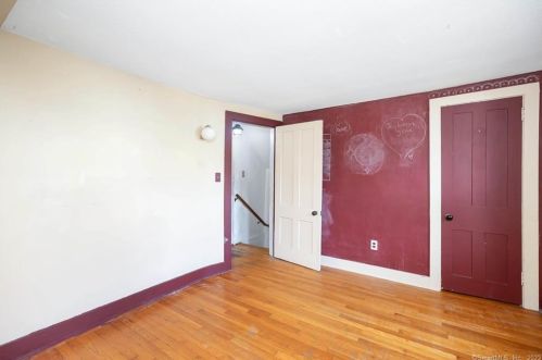 9 Elm Ave, Enfield CT 06082-1906 exterior