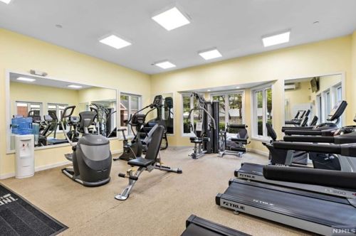 505 Smith Ct, Edgewater NJ 07020-1668 exterior