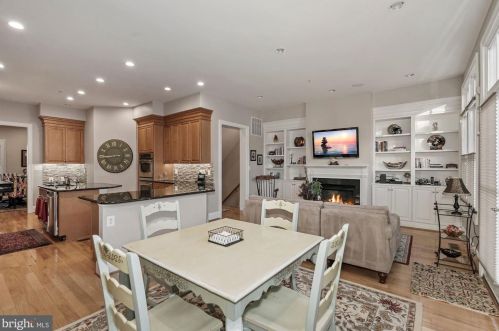 720 Bracey Ln, Alexandria VA  22314-6245 exterior