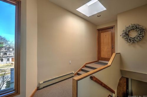 8 Seaside Ave, Milford CT 06460-6301 exterior