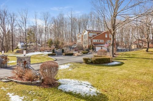 303 Mamanasco Rd, Ridgefield CT 06877-2425 exterior