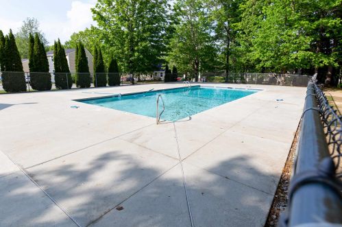 18 Vinton Dr, Concord NH 03303-1584 exterior