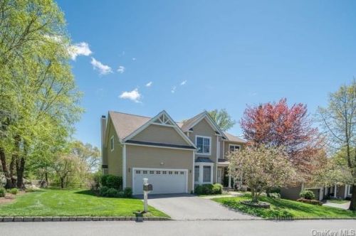 33 Miller Cir, Armonk, NY 10504-1359