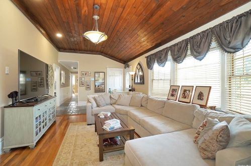 45 Grissom Way, Hauppauge NY 11788-4418 exterior