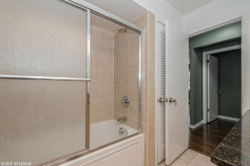 8642 Berwyn Ave, Chicago IL  60656-3044 exterior